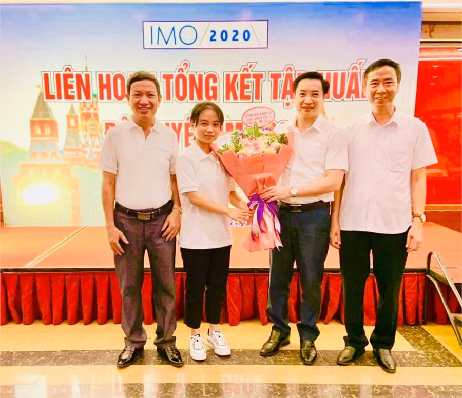 Ông Nguyễn Văn Huyến (thứ 2 từ phải sang) động viên em Chu Thị Thanh.