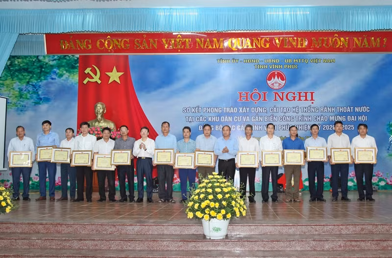 Lãnh đạo tỉnh Vĩnh Phúc trao Bằng khen cho các tập thể, cá nhân có thành tích trong cuộc vận động xây dựng, cải tạo cống, rãnh thoát nước, khắc phục ô nhiễm môi trường tại khu dân cư