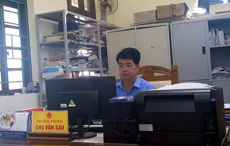 Ông Chu Văn Sáu, Trưởng phòng LĐ-TB&amp;XH huyện Tam Đảo trao đổi thông tin với Báo GD&amp;TĐ