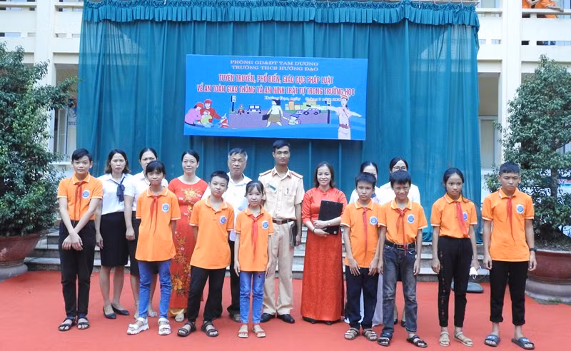 Ảnh lưu niệm của nhà trường tại lễ tuyên truyền về ATGT học đường