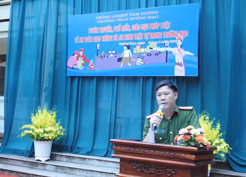 Ông Nguyễn Hồng Quang, Phó Trưởng Công an huyện Tam Dương phát biểu tuyên truyền về ATGT