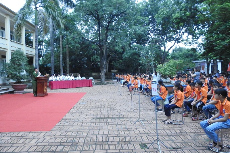 Quang cảnh buổi lễ tuyên truyền văn hóa, kỹ năng tham gia giao thông an toàn cho học sinh