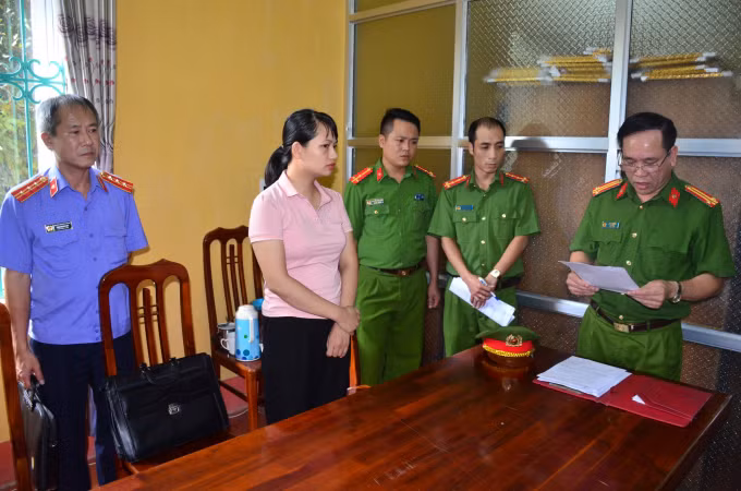 Cơ quan Cảnh sát điều đọc Quyết định khởi tố vụ án, khởi tố bị can với Nguyễn Thị Hà Phương về tội tham ô tài sản. Ảnh: Công an tỉnh Tuyên Quang