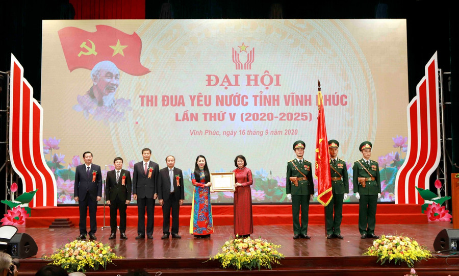 Thừa ủy quyền của Chủ tịch nước, Phó Chủ tịch nước Đặng Thị Ngọc Thịnh trao Huân chương Lao động hạng Ba cho nhân dân và cán bộ tỉnh Vĩnh Phúc