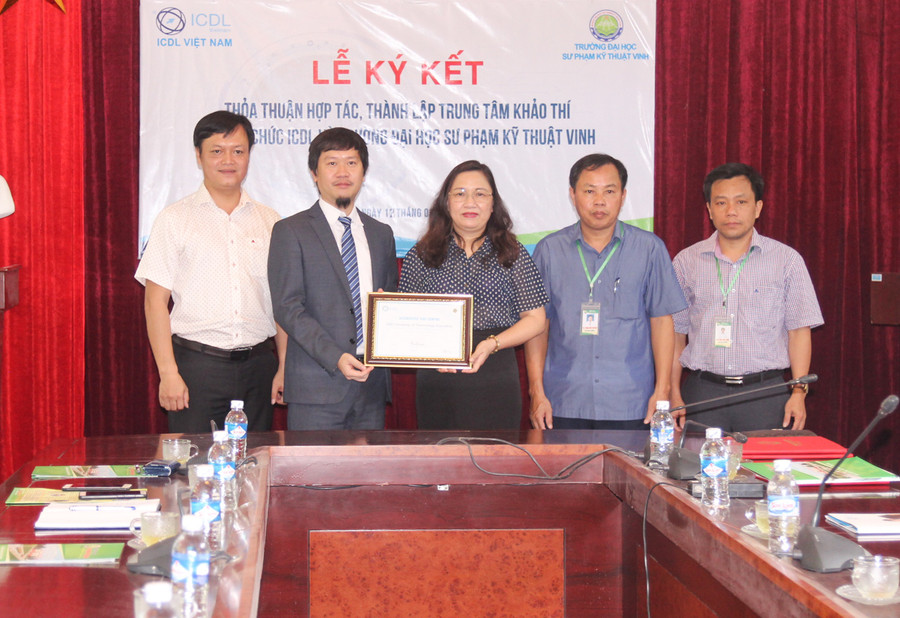 Trao chứng nhận Trung tâm khảo thí ICDL cho Trường ĐH Sư phạm Kỹ thuật Vinh