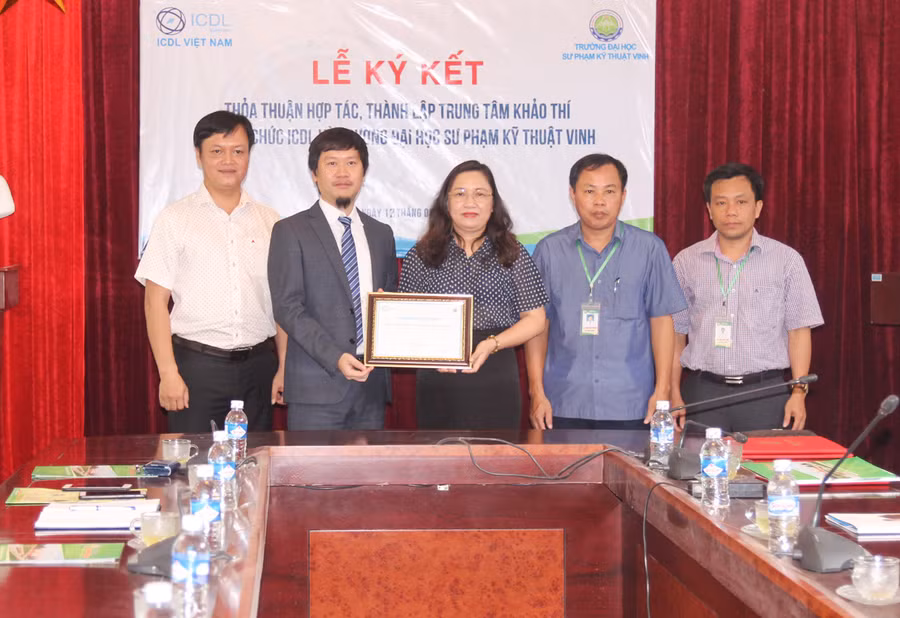 Trao chứng nhận Trung tâm khảo thí ICDL cho Trường ĐH Sư phạm Kỹ thuật Vinh