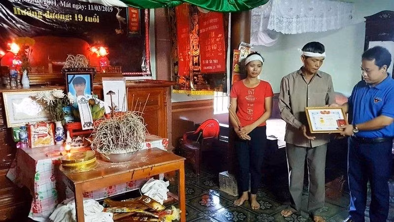 Gia đình em Đậu Văn Toàn thay con nhận Huy hiệu "Tuổi trẻ dũng cảm"
