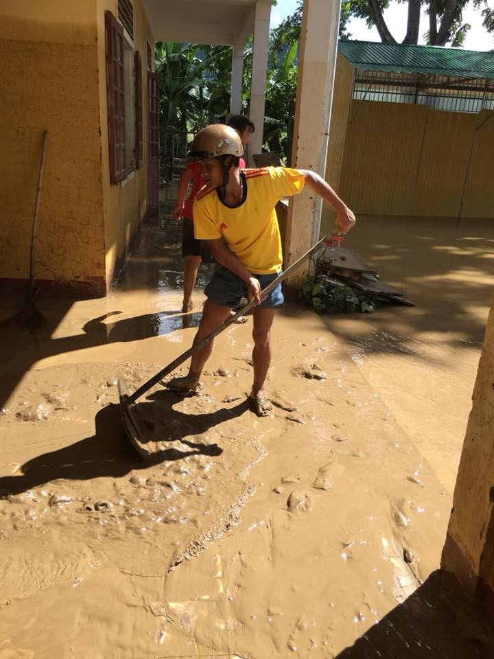 Đẩy bùn đất ra khỏi vùng nước đã rút Đẩy bùn đất ra khỏi vùng nước đã rút