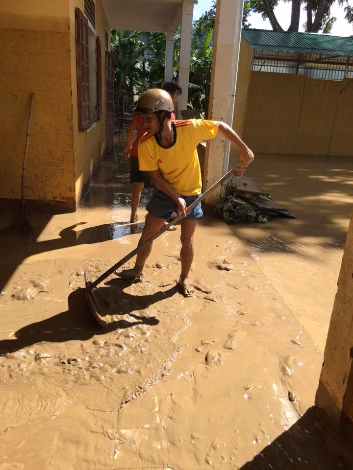 Đẩy bùn đất ra khỏi vùng nước đã rút