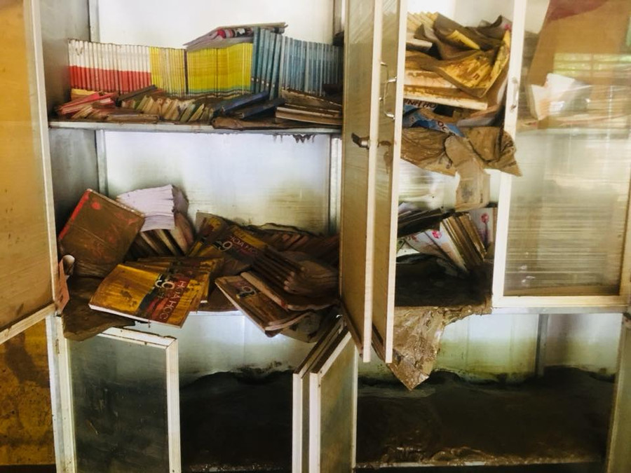 Toàn bộ sách vở của học sinh bị hư hỏng Toàn bộ sách vở của học sinh bị hư hỏng