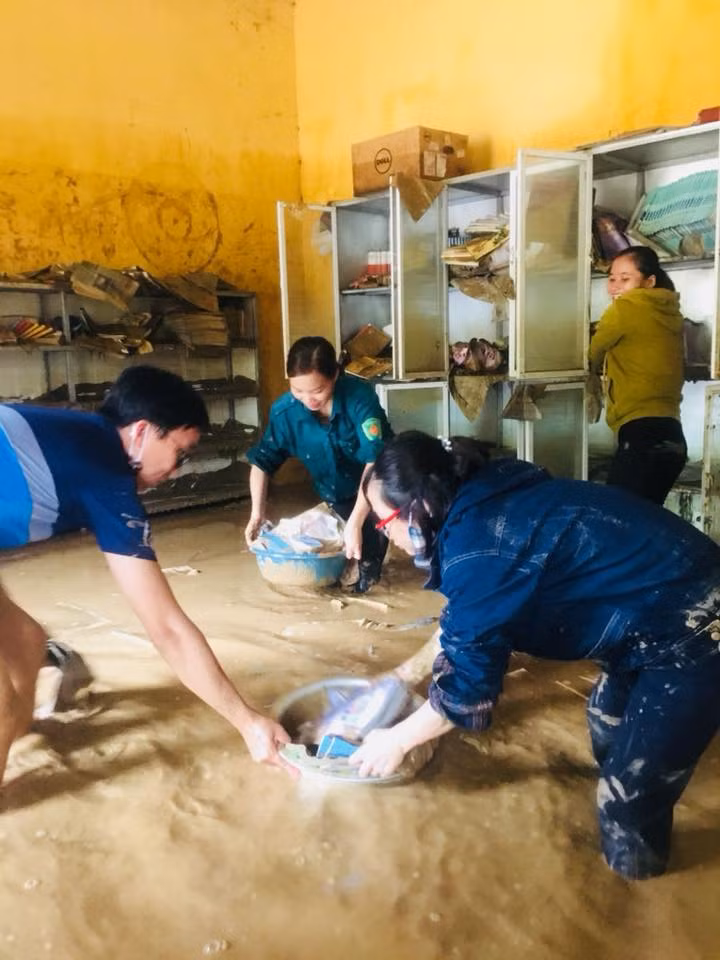 Rửa dọn các vật dụng còn có thể dùng được