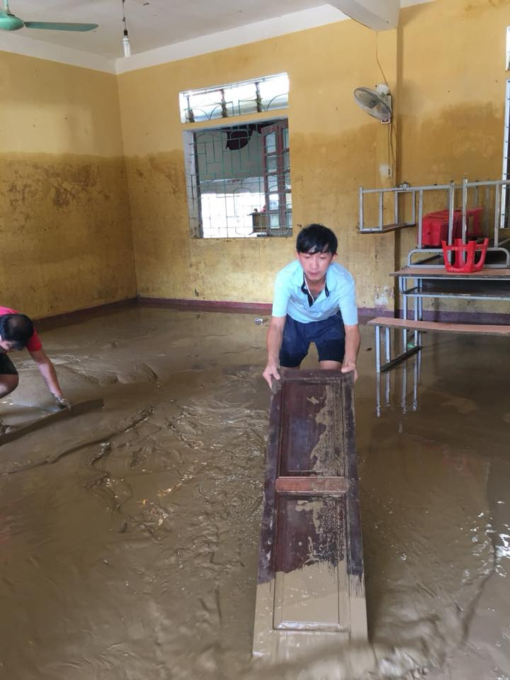 Giáo viên của các trường lân cận đến phụ giúp giải phòng bùn đất khỏi các phòng học Giáo viên của các trường lân cận đến phụ giúp giải phòng bùn đất khỏi các phòng học