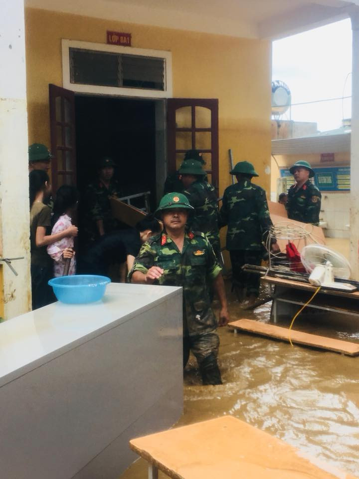 Lực lượng bộ đội hỗ trợ nhà trường khắc phục hậu quả Lực lượng bộ đội hỗ trợ nhà trường khắc phục hậu quả