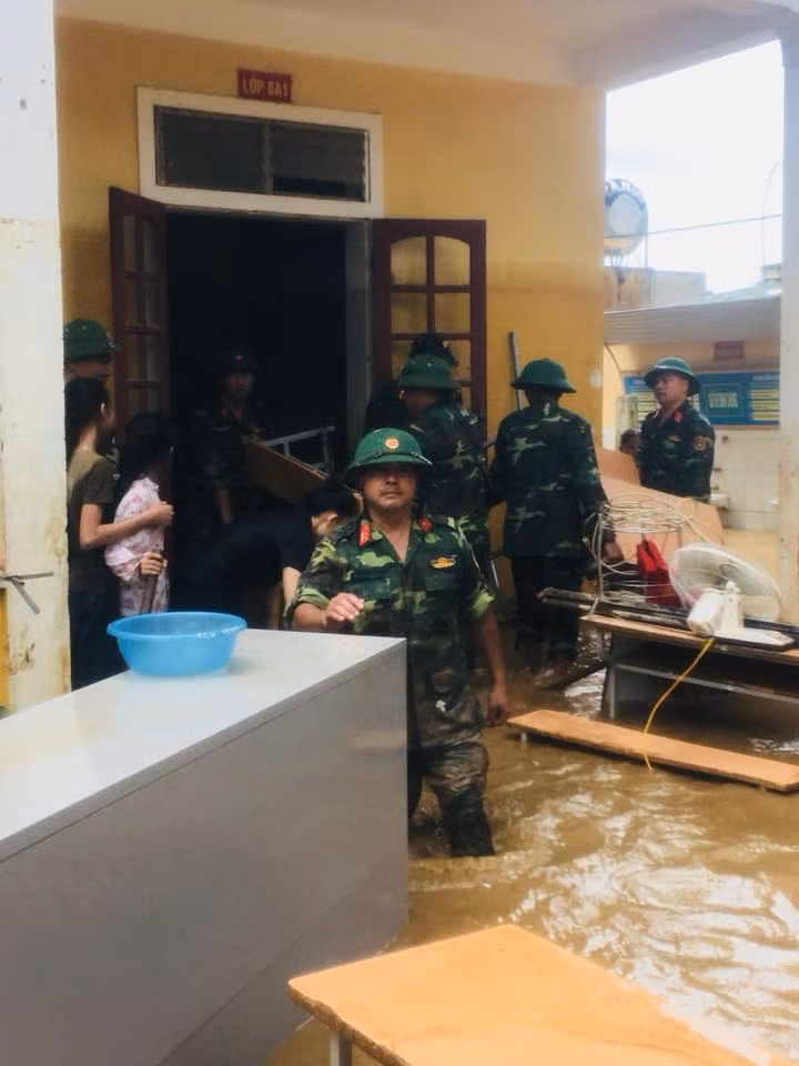 Lực lượng bộ đội hỗ trợ nhà trường khắc phục hậu quả