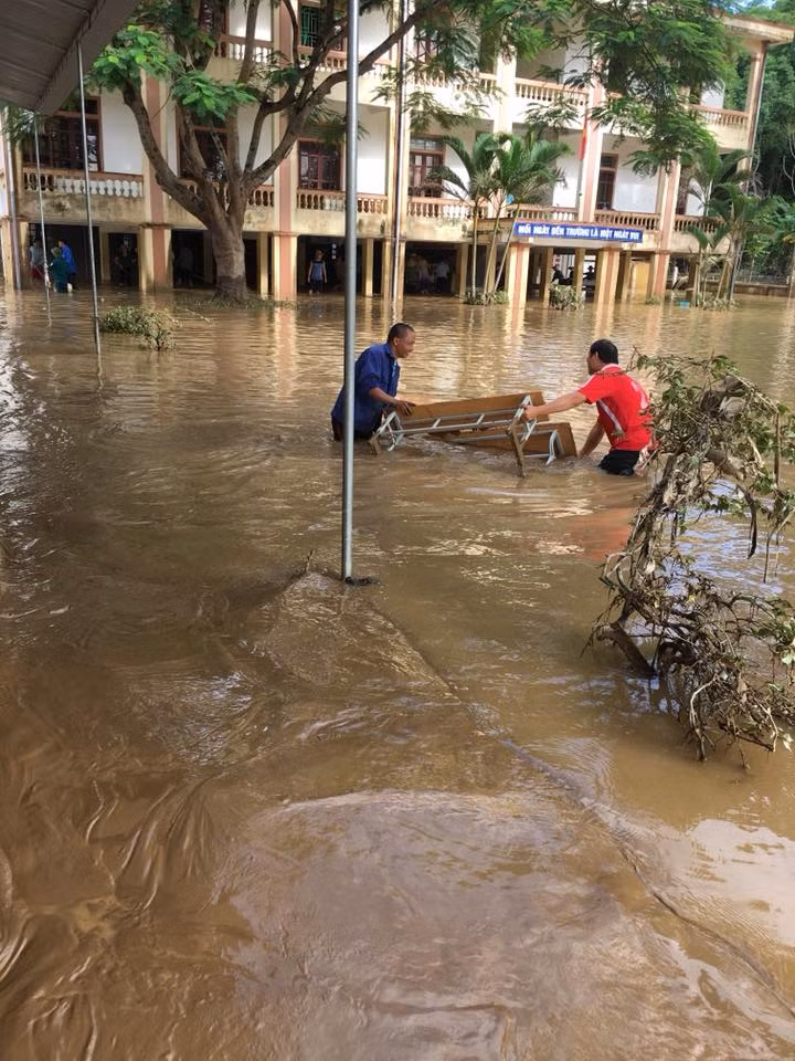 Chịu thiệt hại nặng nề ngay sát năm học mới nên nhà trường không thể tổ chức tựu trường theo kế hoạch