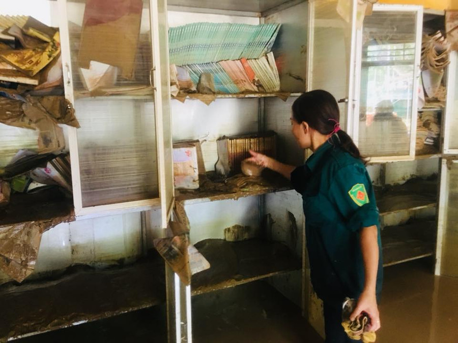 Toàn bộ bàn ghế, đồ dùng, sách vở của thầy và trò bị hư hỏng Toàn bộ bàn ghế, đồ dùng, sách vở của thầy và trò bị hư hỏng