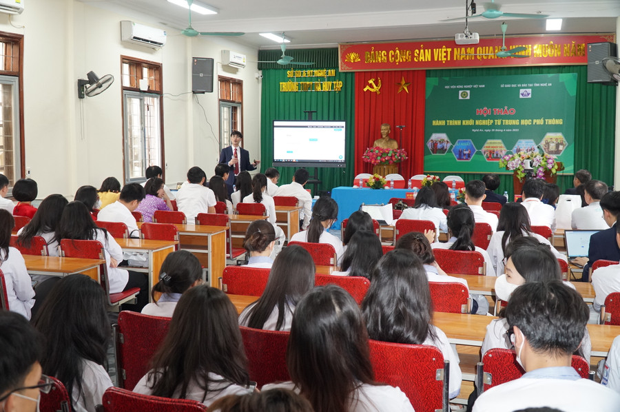 Chuyên gia chia sẻ kiến thức, kinh nghiệm khởi nghiệp đến học sinh trung học phổ thông. Ảnh: Hồ Lài. Chuyên gia chia sẻ kiến thức, kinh nghiệm khởi nghiệp đến học sinh trung học phổ thông. Ảnh: Hồ Lài.