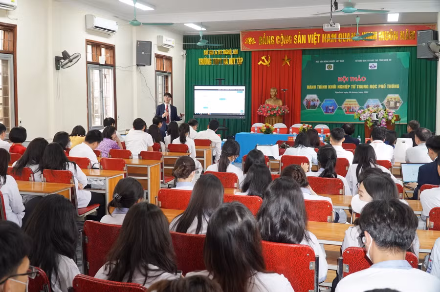 Chuyên gia chia sẻ kiến thức, kinh nghiệm khởi nghiệp đến học sinh trung học phổ thông. Ảnh: Hồ Lài.