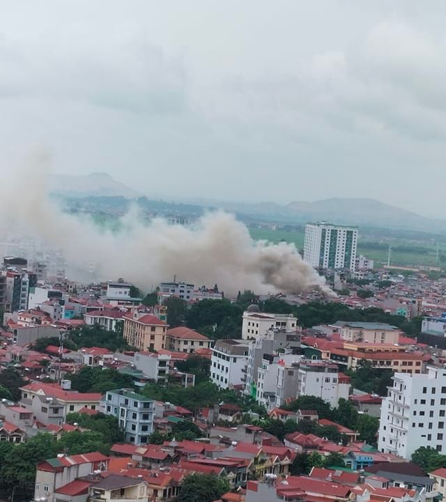 Cột khói nhanh chóng bốc cao
