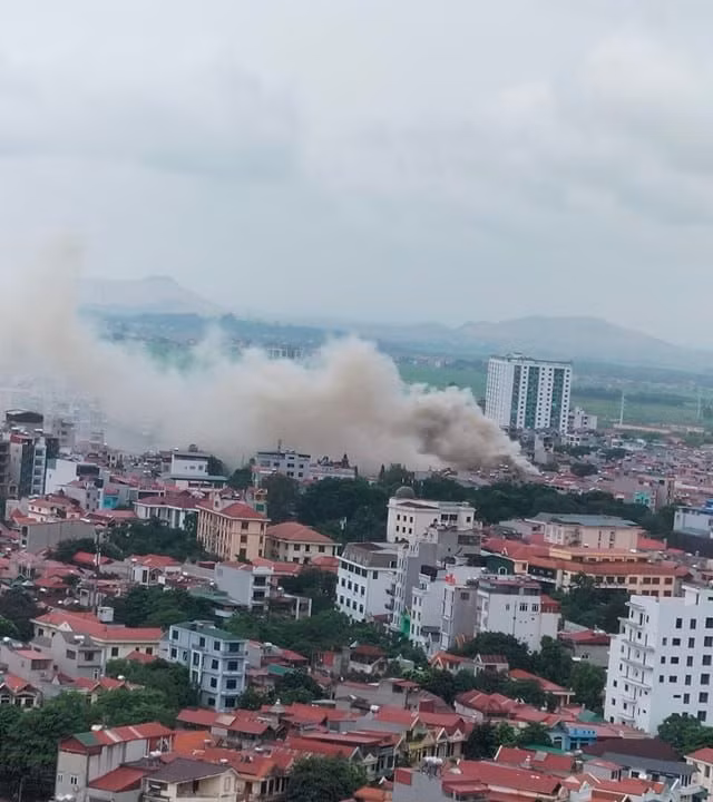 Cột khói nhanh chóng bốc cao