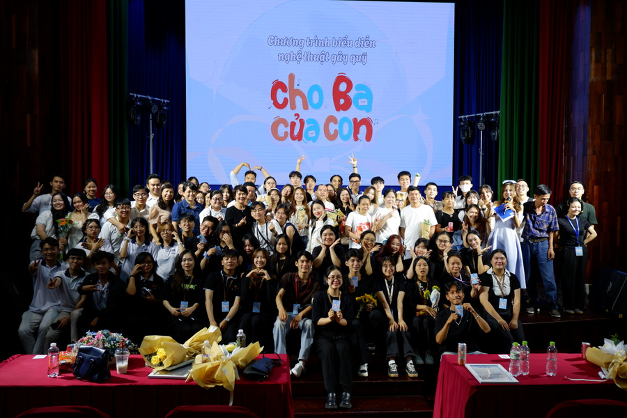 Khán giả chụp hình lưu niệm cùng ban tổ chức chương trình &quot;Cho Ba của con&quot;. Ảnh: BTC