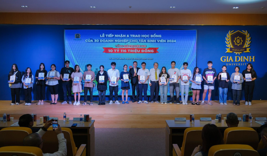 Học sinh THPT được nhận học bổng từ các doanh nghiệp. Ảnh: GDU Học sinh THPT được nhận học bổng từ các doanh nghiệp. Ảnh: GDU