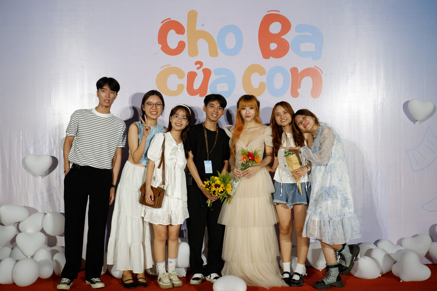 Các bạn trẻ hào hứng tại chương trình “Cho Ba của con”. Ảnh: Đình Khải