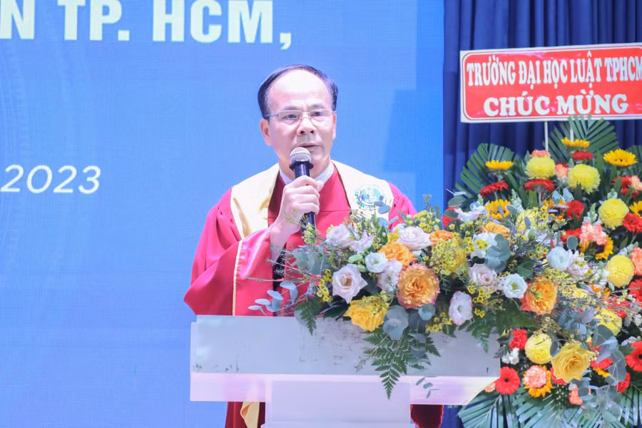 PGS.TS Vũ Văn Nhiêm, Chủ tịch Hội đồng Trường Đại học Luật TPHCM phát biểu tại lễ tốt nghiệp. Ảnh: HCMULAW PGS.TS Vũ Văn Nhiêm, Chủ tịch Hội đồng Trường Đại học Luật TPHCM phát biểu tại lễ tốt nghiệp. Ảnh: HCMULAW
