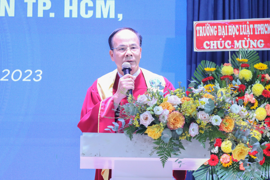 PGS.TS Vũ Văn Nhiêm, Chủ tịch Hội đồng Trường Đại học Luật TPHCM phát biểu tại lễ tốt nghiệp. Ảnh: HCMULAW