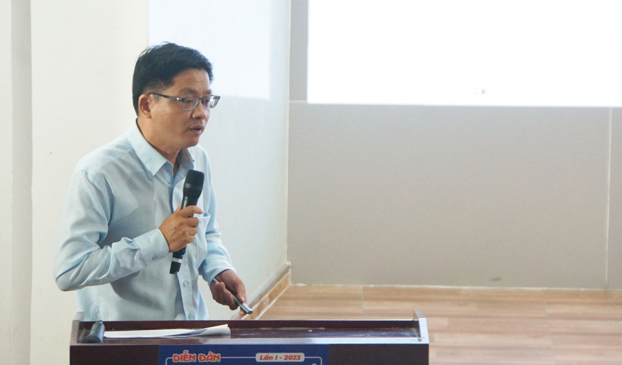 PGS.TS Trần Văn Mẫn trình bày tham luận. Ảnh: Mạnh Tùng PGS.TS Trần Văn Mẫn trình bày tham luận. Ảnh: Mạnh Tùng