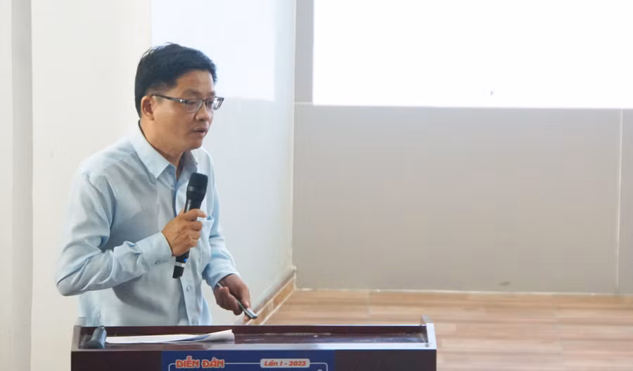 PGS.TS Trần Văn Mẫn trình bày tham luận. Ảnh: Mạnh Tùng