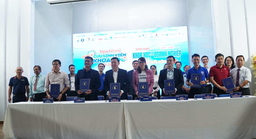 Lễ ký kết thỏa thuận giữa Trường Đại học Khoa học Tự nhiên và các doanh nghiệp tại FIIS 2023. Ảnh: Mạnh Tùng Lễ ký kết thỏa thuận giữa Trường Đại học Khoa học Tự nhiên và các doanh nghiệp tại FIIS 2023. Ảnh: Mạnh Tùng