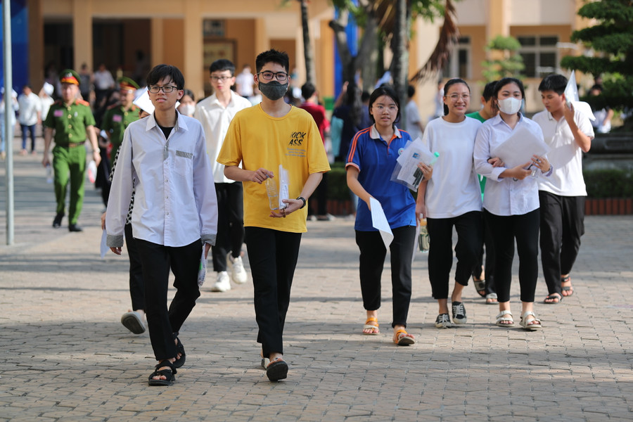 Thí sinh Nghệ An dự thi tuyển sinh vào lớp 10 THPT năm 2023. Ảnh: Hồ Lài