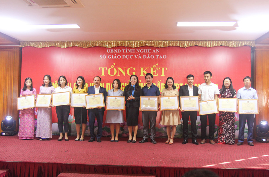 Liên đoàn Lao động tỉnh Nghệ An trao bằng khen cho 14 cá nhân đạt kết quả cao nhất hội thi Liên đoàn Lao động tỉnh Nghệ An trao bằng khen cho 14 cá nhân đạt kết quả cao nhất hội thi