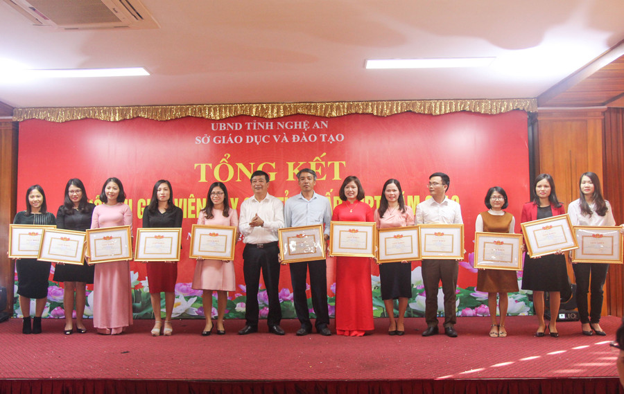 Lãnh đạo Sở GD&ĐT Nghệ An trao giấy khen cho giáo viên đạt kết quả cao tại hội thi Lãnh đạo Sở GD&ĐT Nghệ An trao giấy khen cho giáo viên đạt kết quả cao tại hội thi