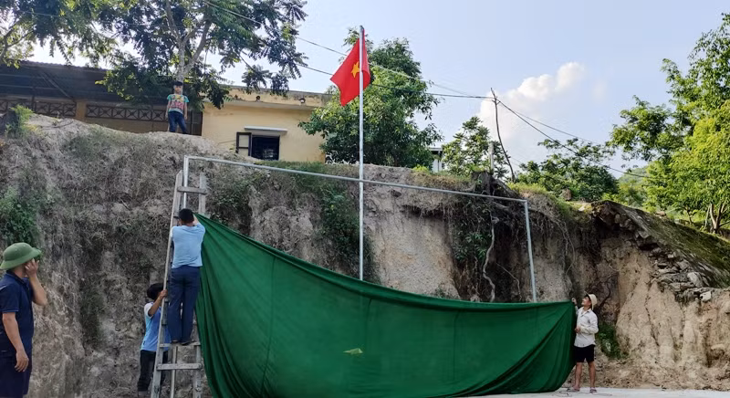 Giáo viên chuẩn bị sân khấu