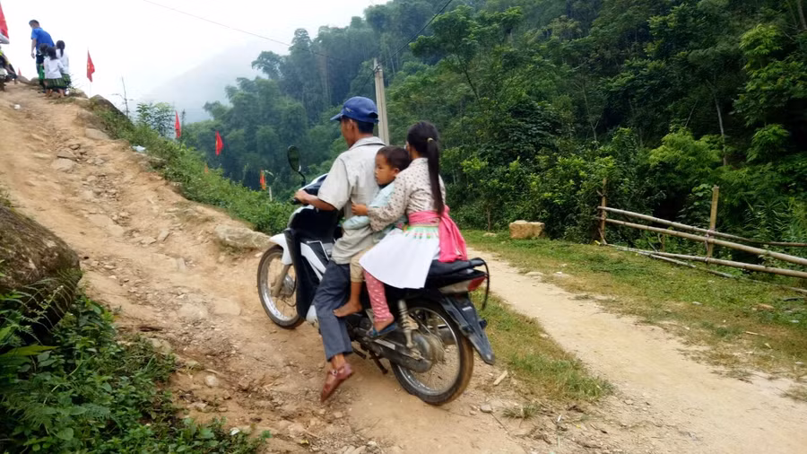 Bố chở con đến trường ở bản Suối Ún, xã Mường Lý (Mường Lát, Thanh Hóa).