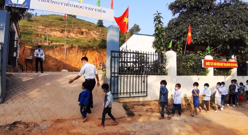 Thầy giáo đón học sinh vào điểm trường Sài Khao.