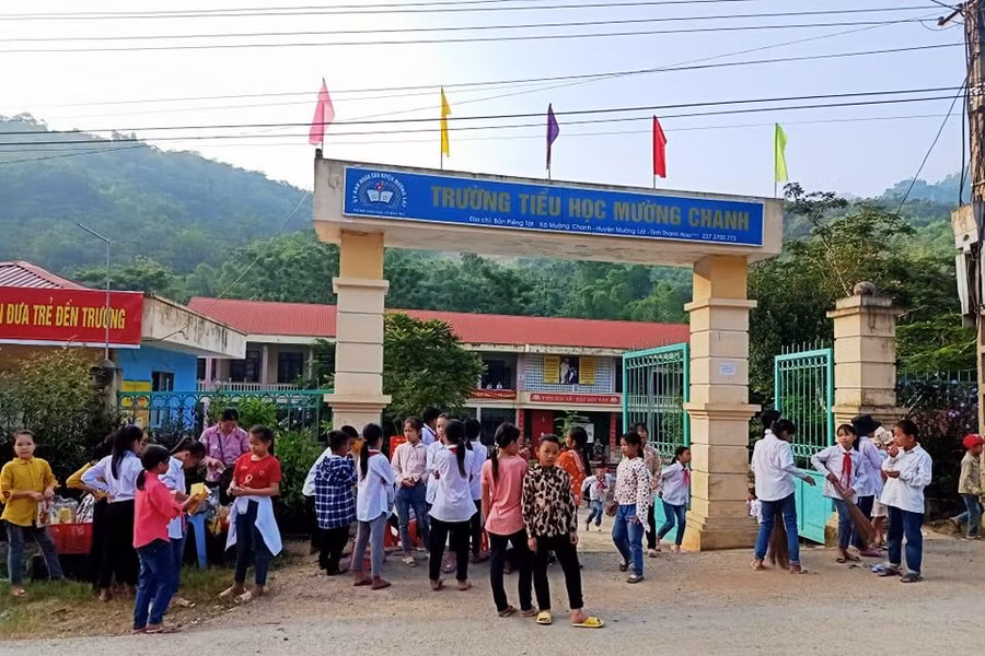 Học sinh Trường Tiểu học Mường Chanh, Mường Lát, Thanh Hóa đến trường dự lễ khai giảng.