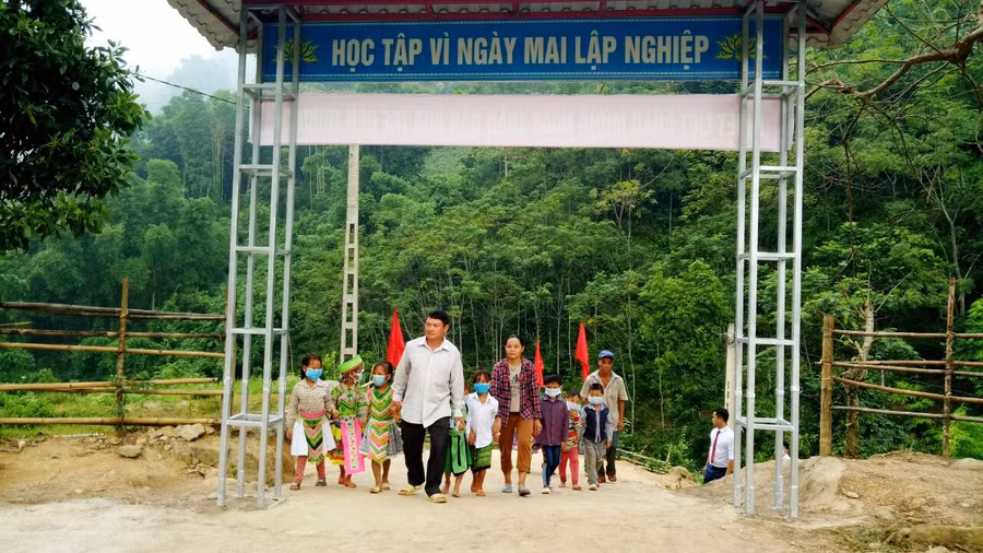 Học sinh lớp 1 được bố, mẹ đưa đến dự khai giảng tại Trường Tiểu học Tây Tiến, Mường Lý (Mường Lát, Thanh Hóa).