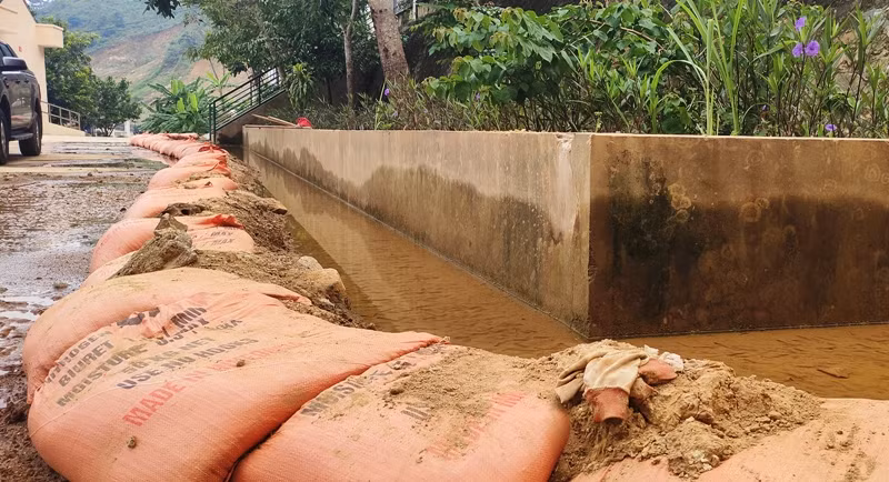 Nhà trường phải dùng bao tải cắt đắp bờ dẫn nước từ trên núi xuống, tránh tràn ra sân.