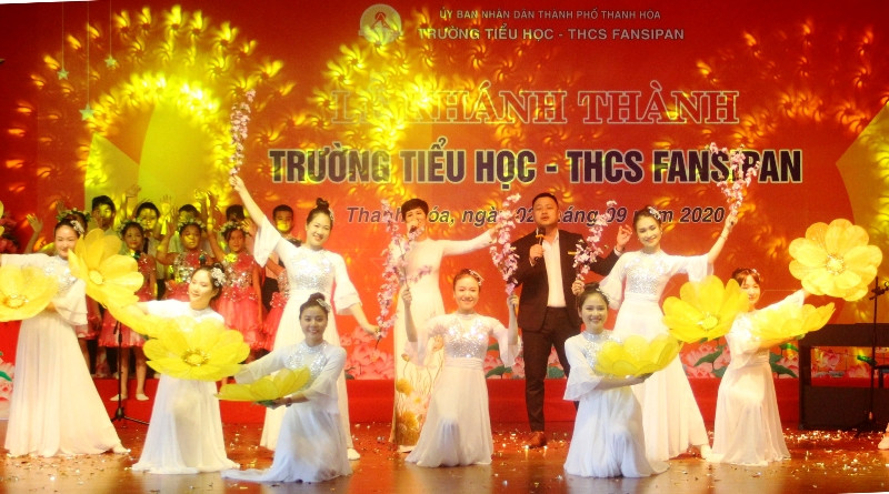 Tiết mục văn nghệ của giáo viên và học sinh nhà trường.