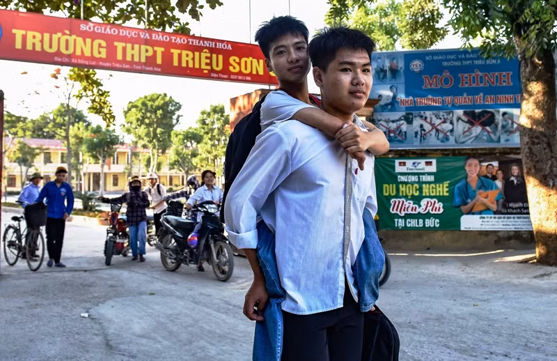 Đội bạn Nguyễn Tất Minh và Ngô Văn Hiếu.