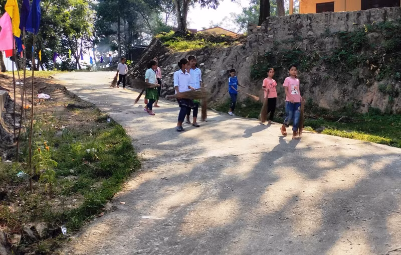 Các em nữ hăng hái tham gia đi dọn vệ sinh.