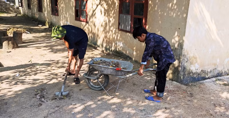 Thầy giáo và học sinh cùng tham gia dọn vệ sinh.