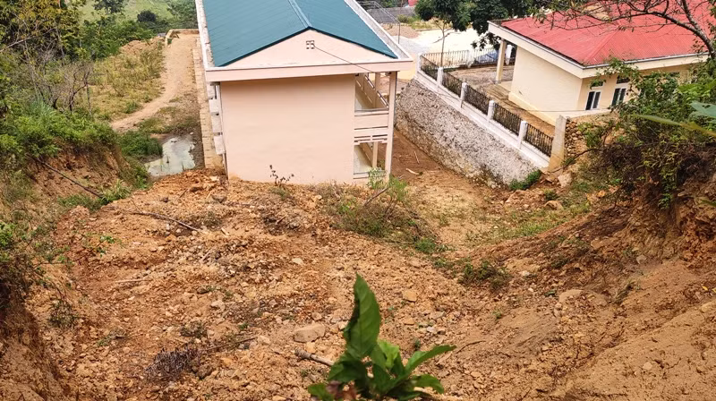 Ngôi trường đang bị đe dọa nghiêm trọng.