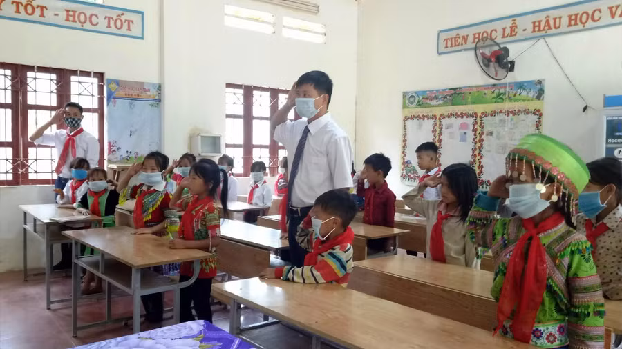 Lễ chào cờ trong lớp học ở Trường Tiểu học Tây Tiến (Mường Lý, Mường Lát).