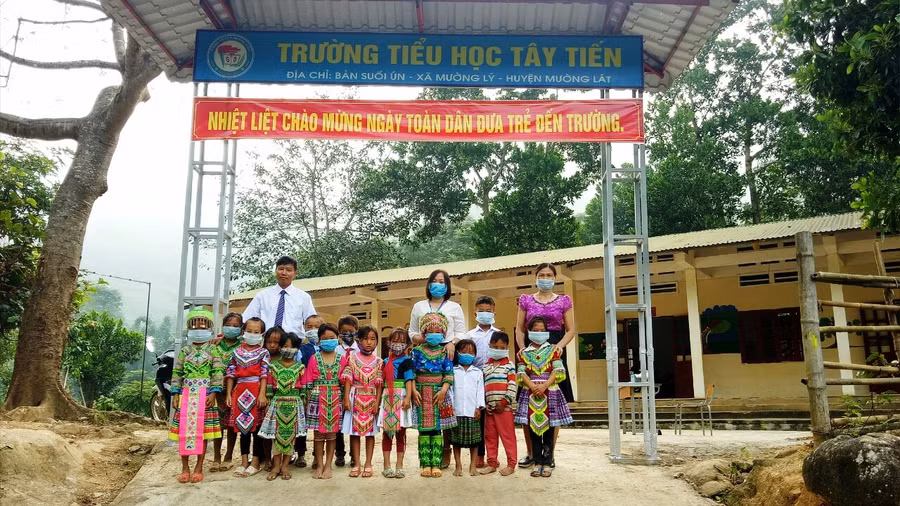 Thầy, cô giáo và học trò ở Trường Tiểu học Tây Tiến (Mường Lát, Thanh Hóa).