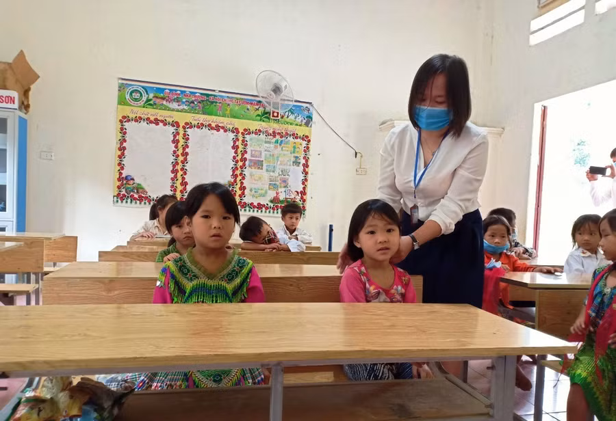 Đón trẻ vào lớp 1, cô giáo chăm chút cho từng học sinh.