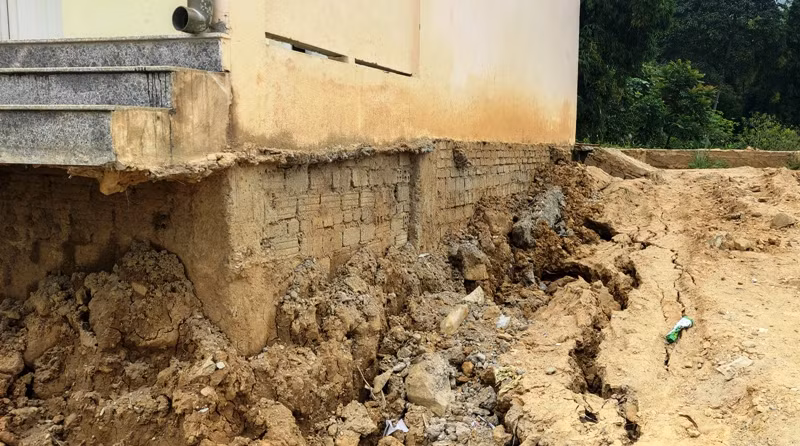 Móng dãy nhà 2 tầng đã bị sụt đất